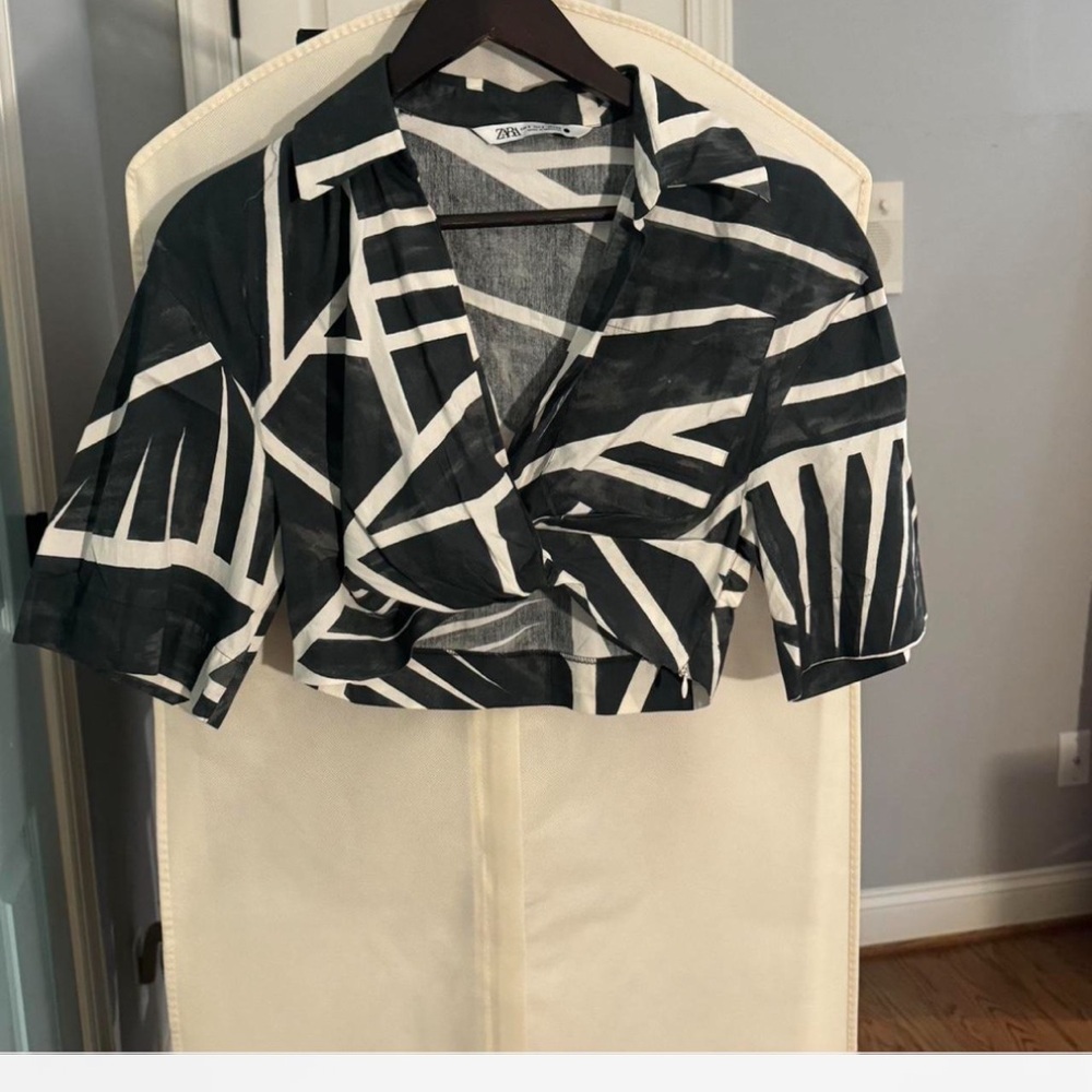 Zara black and white tropical asymmetry print crop top 
Size S